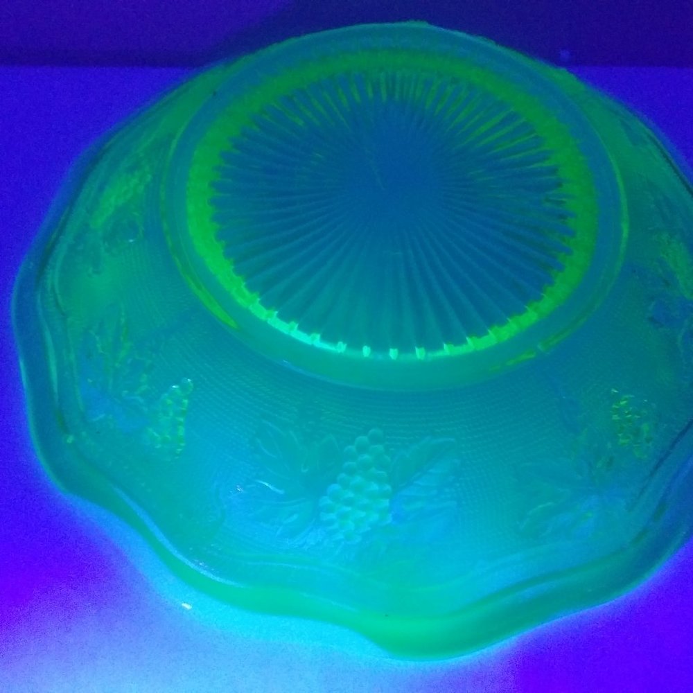 uranium green depression glass bowl grape motif glowy glass - Picture 6 of 12